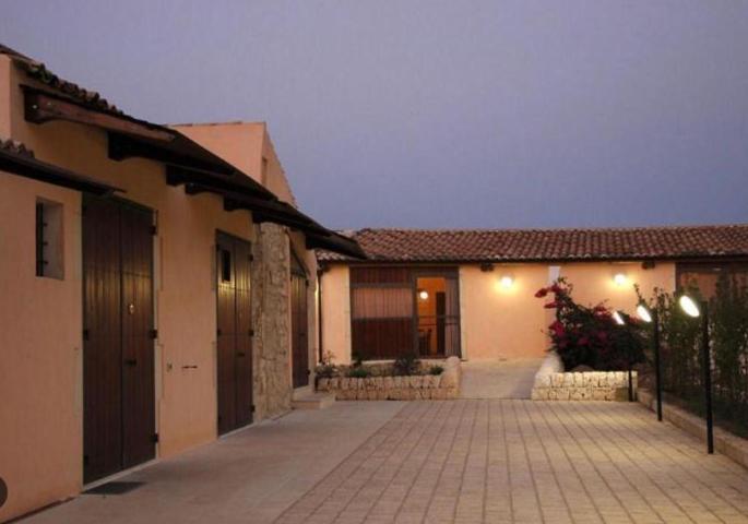 הוילה נוטו Agriturismo La Fiumara מראה חיצוני תמונה