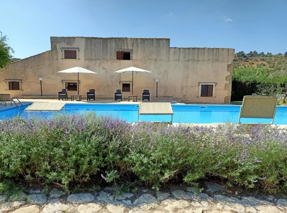 הוילה נוטו Agriturismo La Fiumara מראה חיצוני תמונה